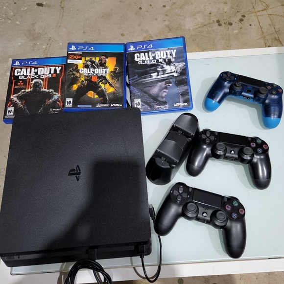 Ps4, 3 controllers, a duel charging station and 20+ games